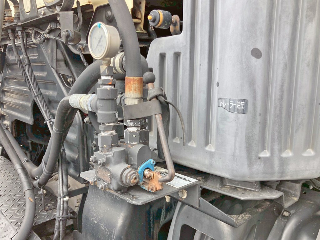 油圧の切り替えバルブです。|日野 プロフィア ADG-SH1EDXGの写真14