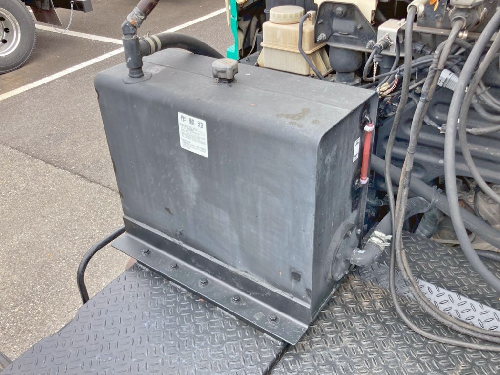 踊り場前方助手席側に作動油タンクが付いています。|日野 プロフィア ADG-SH1EDXGの写真16