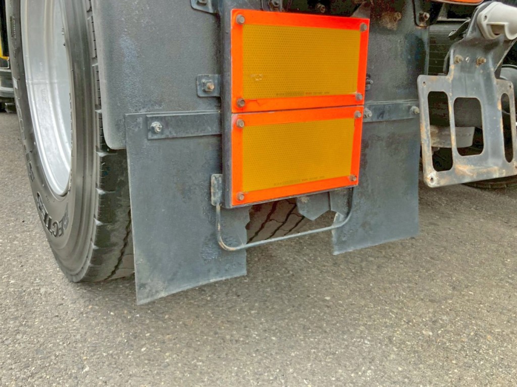 助手席側泥除けシートに破れがあります。|日野 プロフィア ADG-SH1EDXGの写真24