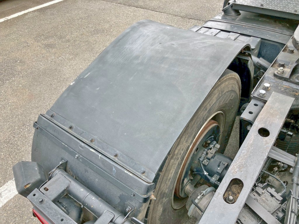 助手席側リヤフェンダー上部に引きキズがあります。|日野 プロフィア ADG-SH1EDXGの写真25