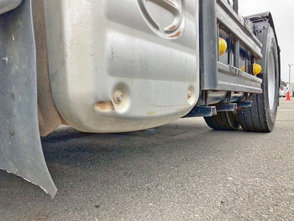 マフラーカバーにキズ・ヘコミがあります。|日野 プロフィア ADG-SH1EDXGの写真27