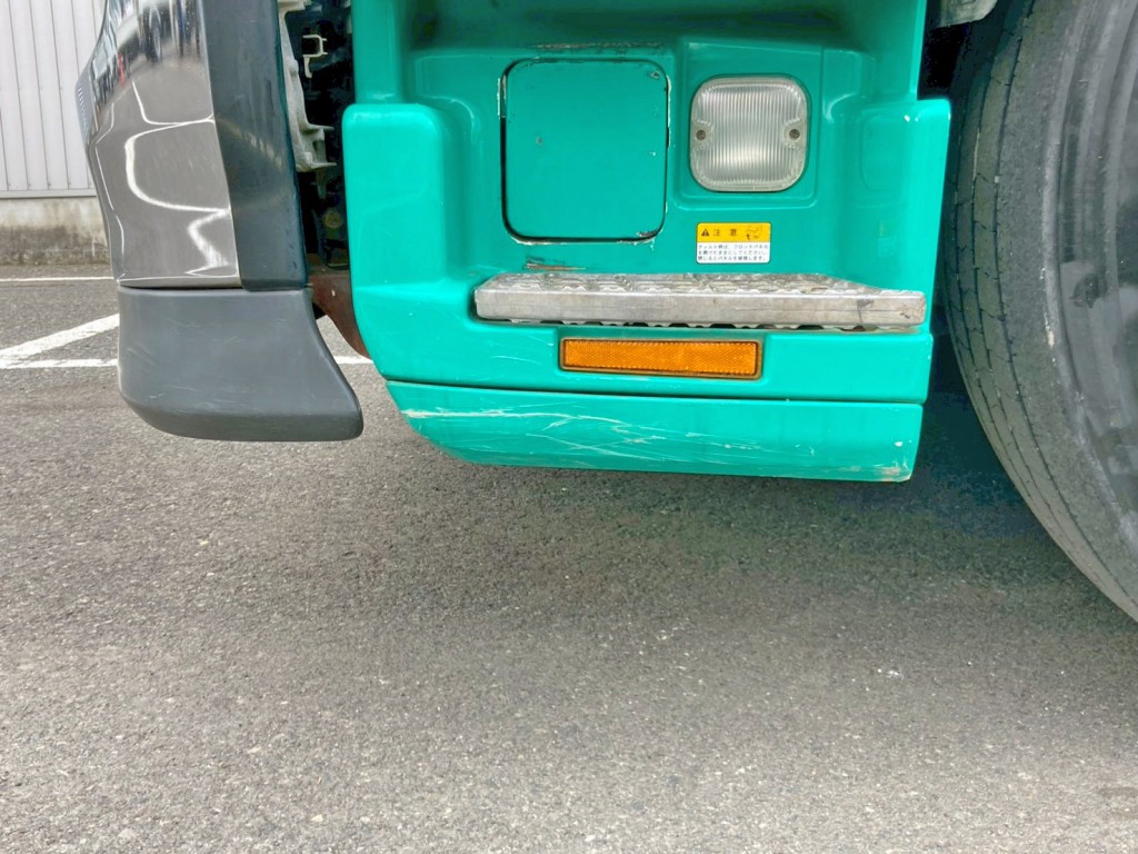 助手席側ステップカバーに引きキズがあります。|日野 プロフィア ADG-SH1EDXGの写真29
