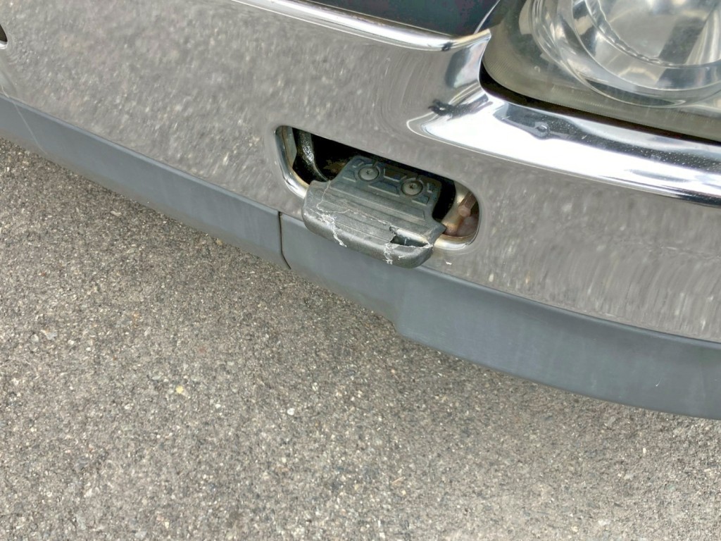 フロントバンパー助手席側のステップに割れがあります。|日野 プロフィア ADG-SH1EDXGの写真30