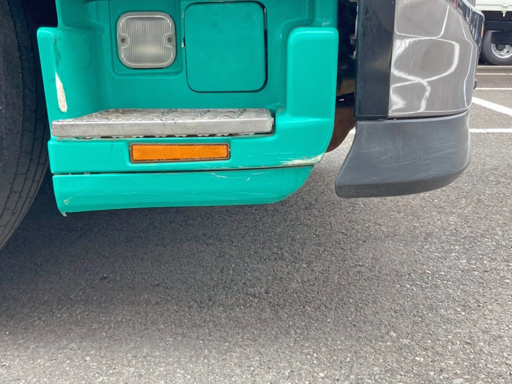 助手席側ステップカバーに引きキズ・曲がりがあります。|日野 プロフィア ADG-SH1EDXGの写真31