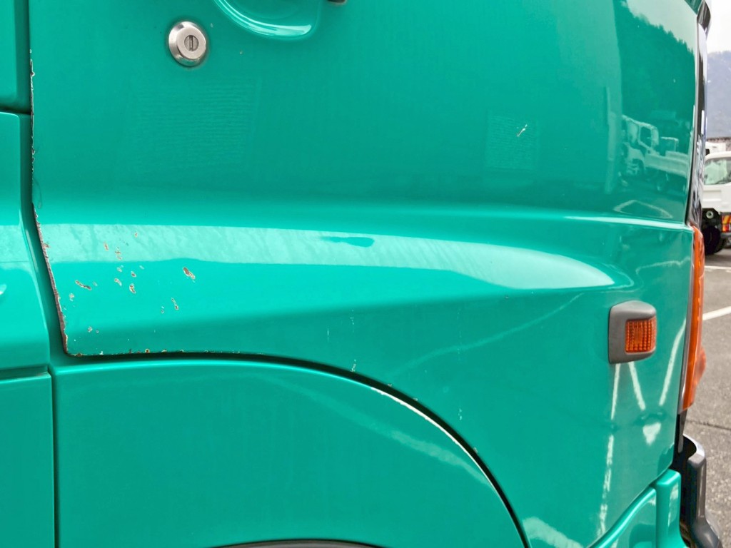 運転席ドアにキズがあります。|日野 プロフィア ADG-SH1EDXGの写真32