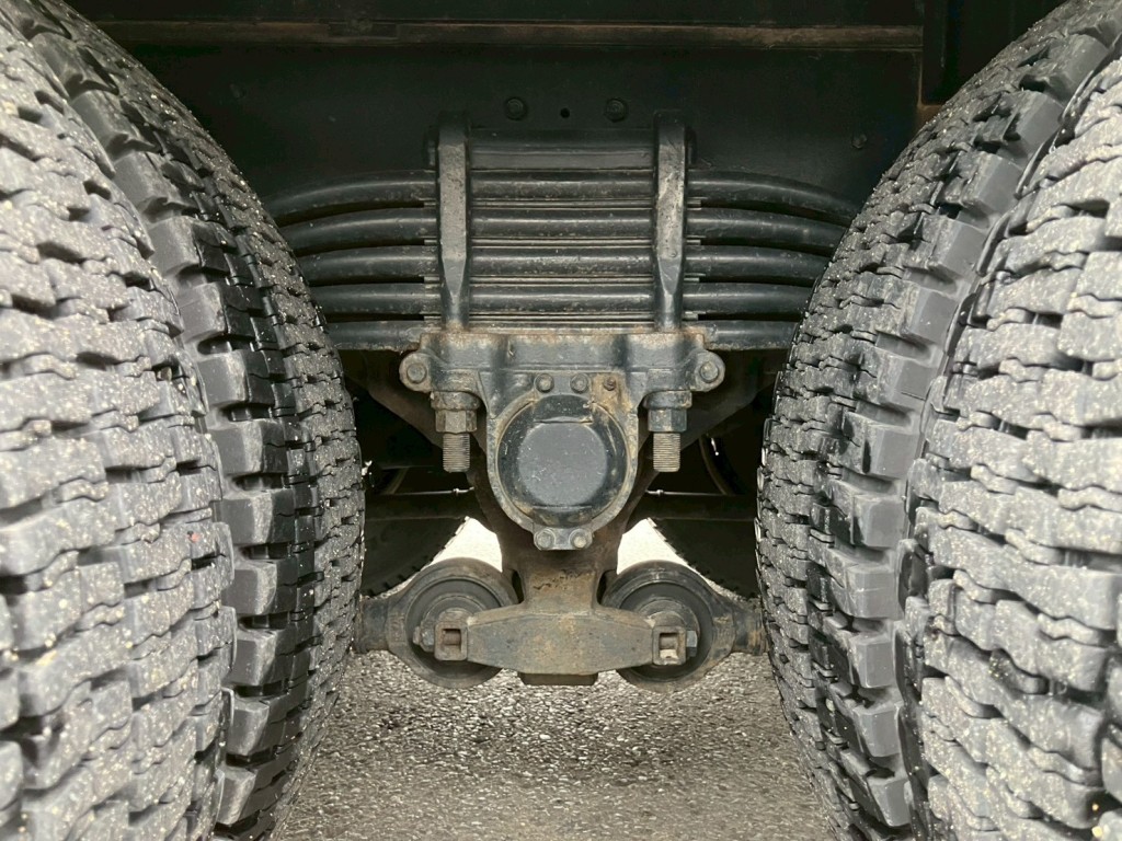 リーフサスです。|いすゞ ギガ 2PG-CYH77Cの写真5