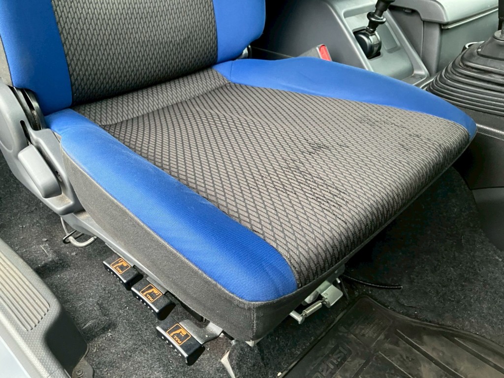 運転席シートにヘタリ・スレがあります。|いすゞ ギガ 2PG-CYH77Cの写真8