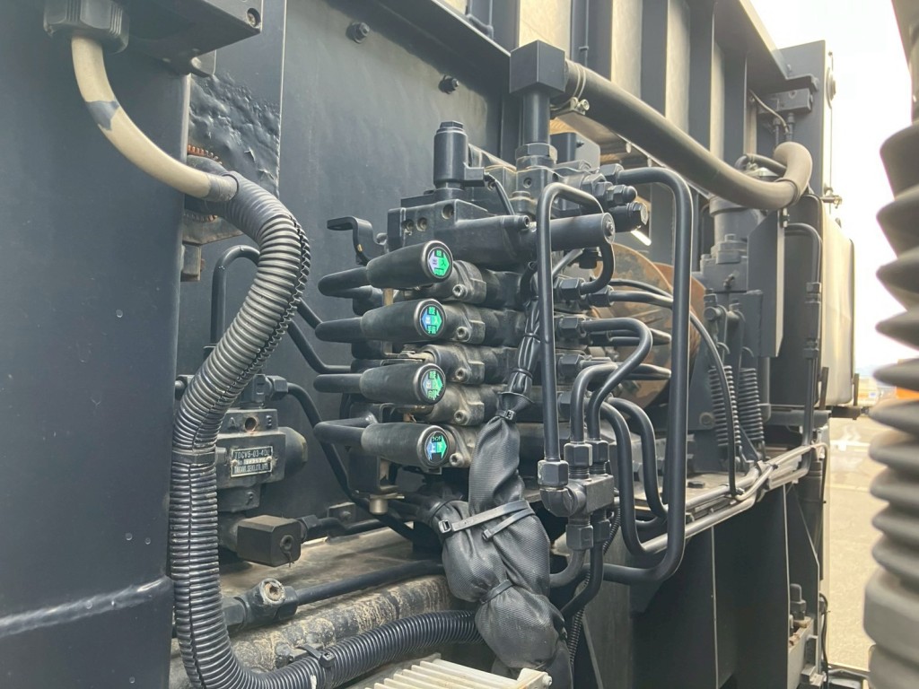 アウトリガー・ウインチの操作レバーです。|いすゞ ギガ 2PG-CYH77Cの写真15