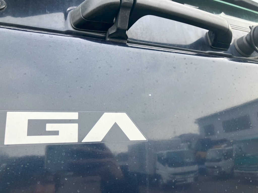 フロントパネルにキズがあります。|いすゞ ギガ 2PG-CYH77Cの写真17