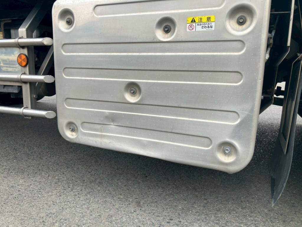 マフラーカバーにヘコミがあります。|いすゞ ギガ 2PG-CYH77Cの写真23