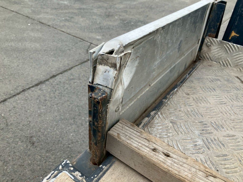 助手席側アオリ内側に割れ・ヘコミがあります。|いすゞ ギガ 2PG-CYH77Cの写真25