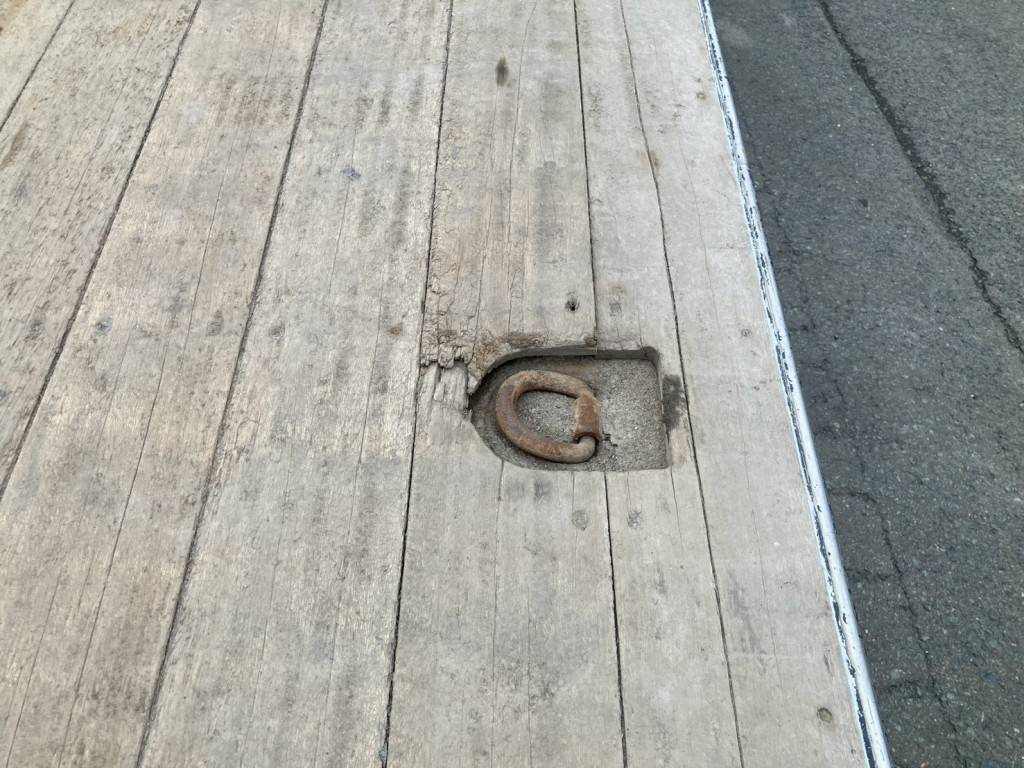 床板に割れがあります。|いすゞ ギガ 2PG-CYH77Cの写真25