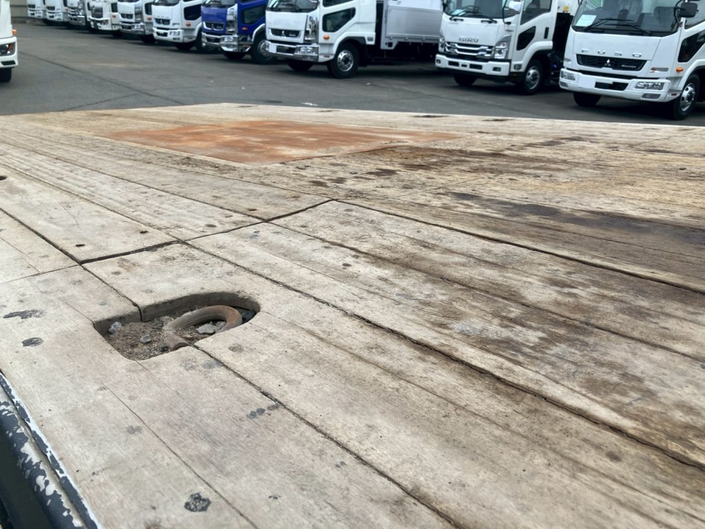 床板に浮きがあります。|いすゞ ギガ 2PG-CYH77Cの写真26