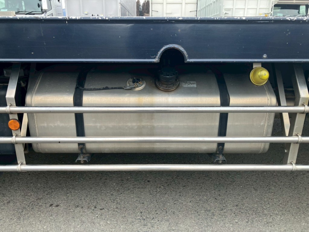燃料タンクは300Lです。|いすゞ ギガ 2PG-CYH77Cの写真32