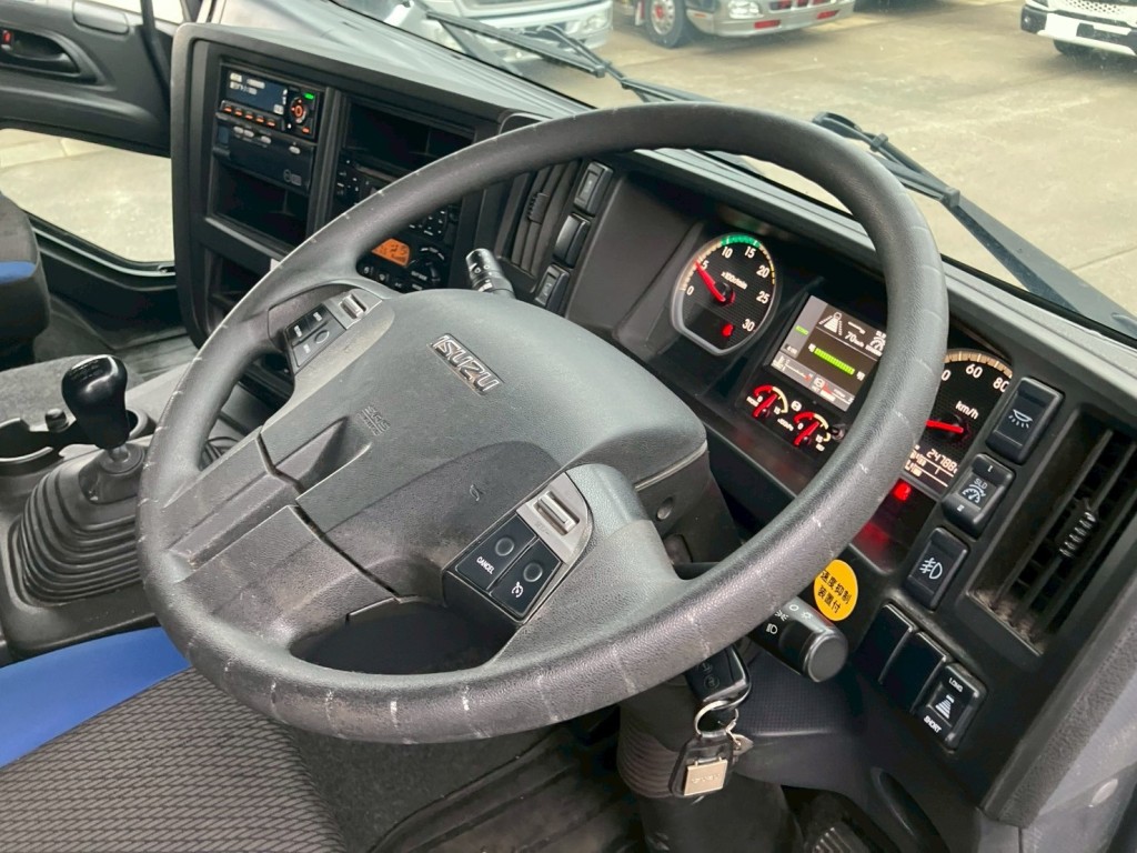 ハンドルにカバーの跡があります。|いすゞ ギガ 2PG-CYH77Cの写真34