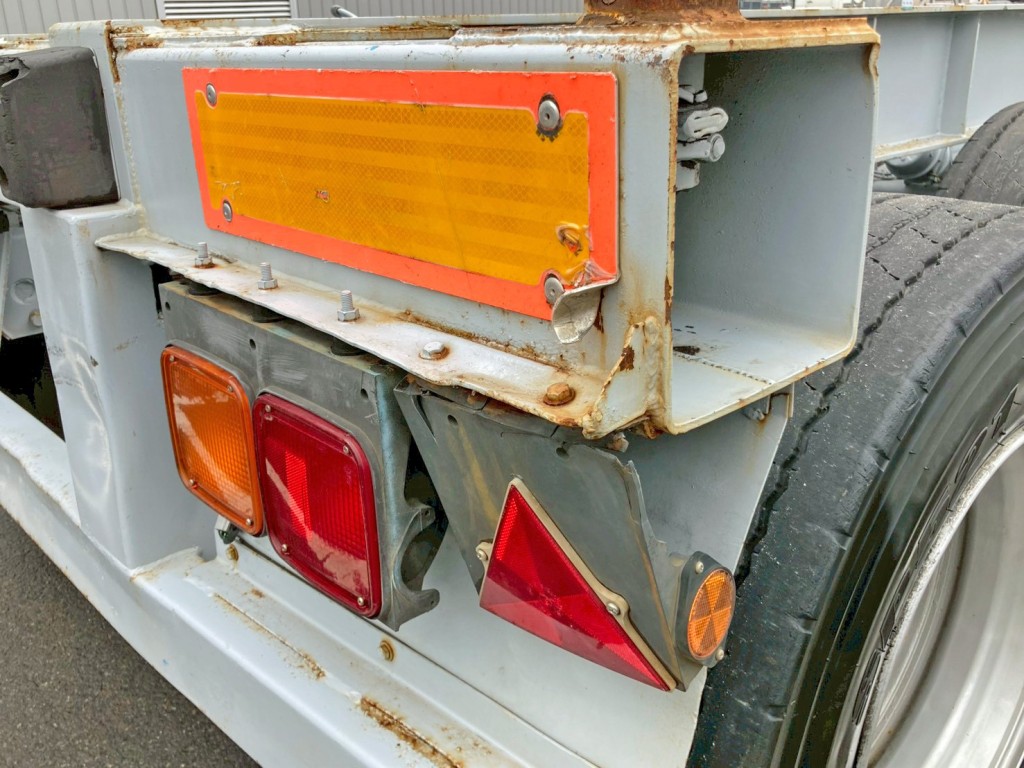 運転席側の反射板にめくれ・下部の三角板に曲がりがあります。|フルハーフ  KFKDH320改の写真17