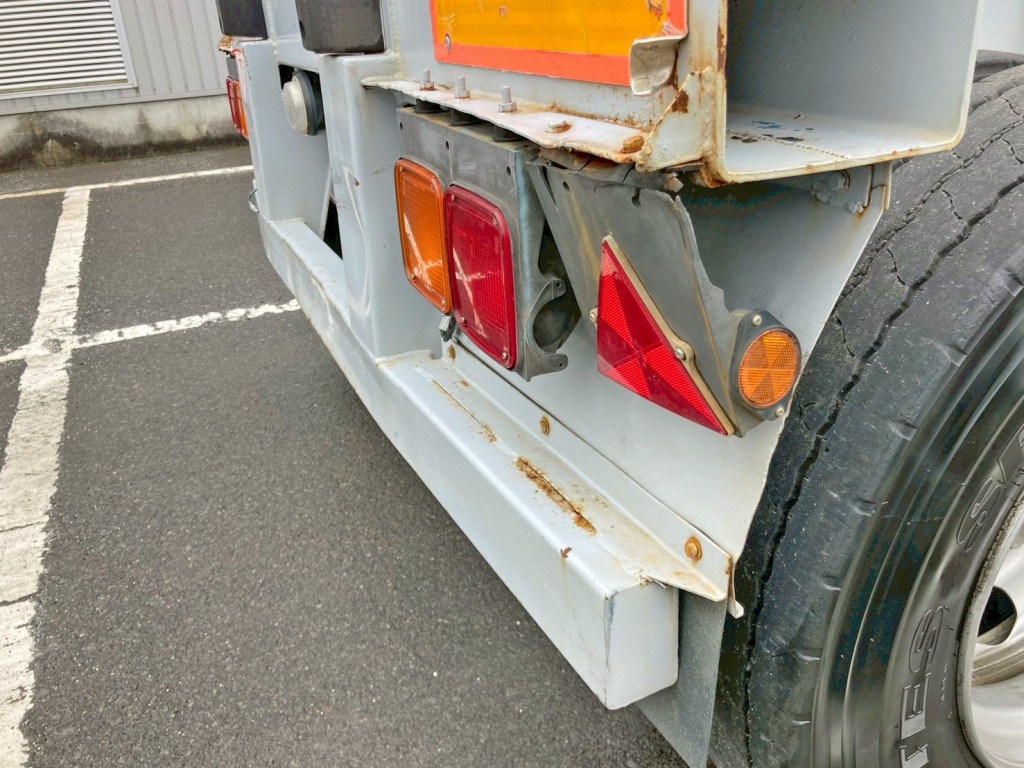 リヤバンパー運転席側に曲がり 及び 中央部にヘコミがあります。|フルハーフ  KFKDH320改の写真21