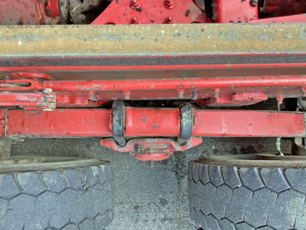 トラニオンにガタがあります。(運転席側)|日野 プロフィア 2DG-FS1EGAの写真6