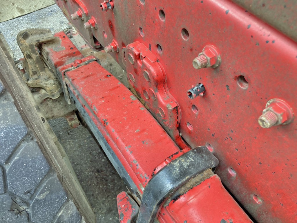 運転席側トラニオンはパットに干渉しています。|日野 プロフィア 2DG-FS1EGAの写真7