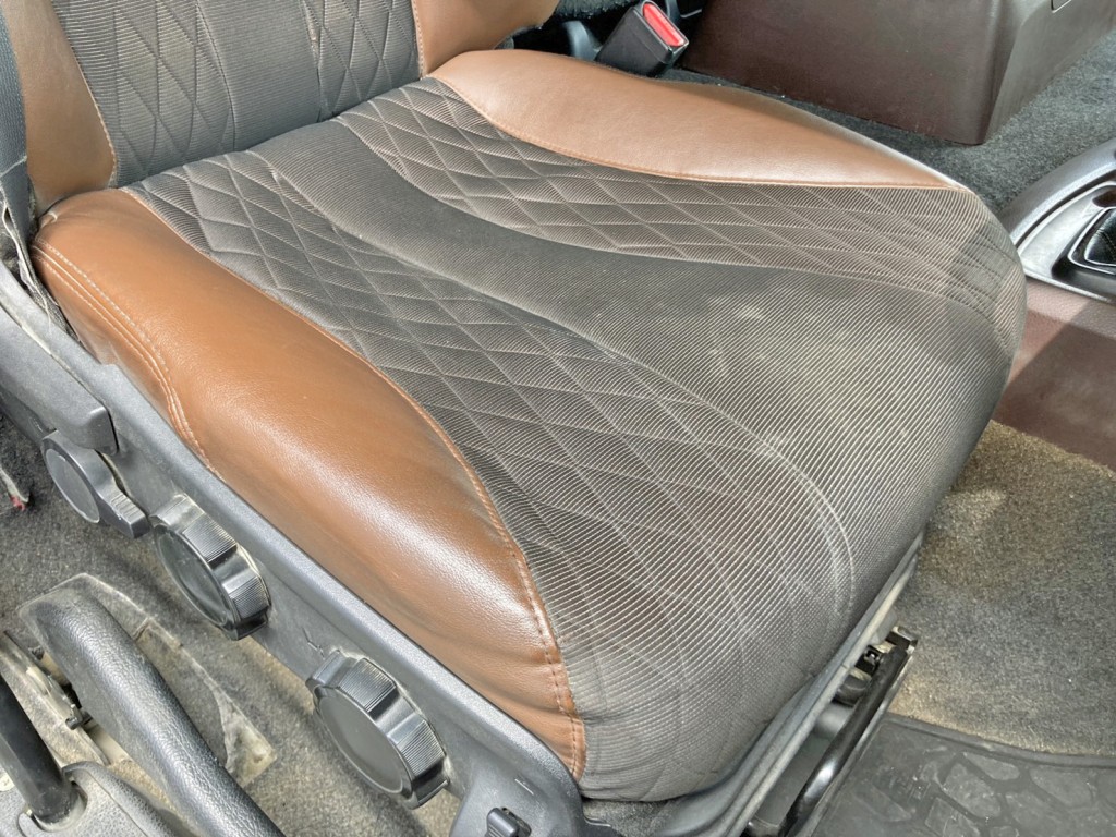 運転席座面にヘタリがあります。|日野 プロフィア 2DG-FS1EGAの写真10