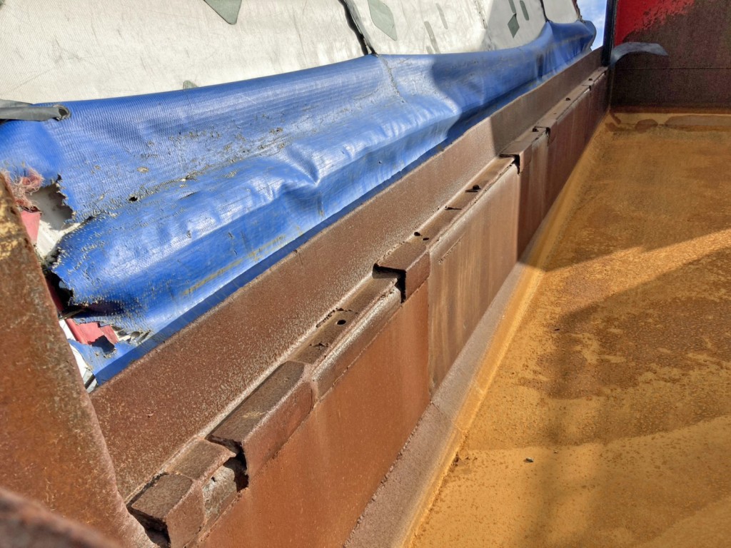 助手席側アオリ上部にL字アングルが溶接されています。|日野 プロフィア 2DG-FS1EGAの写真13