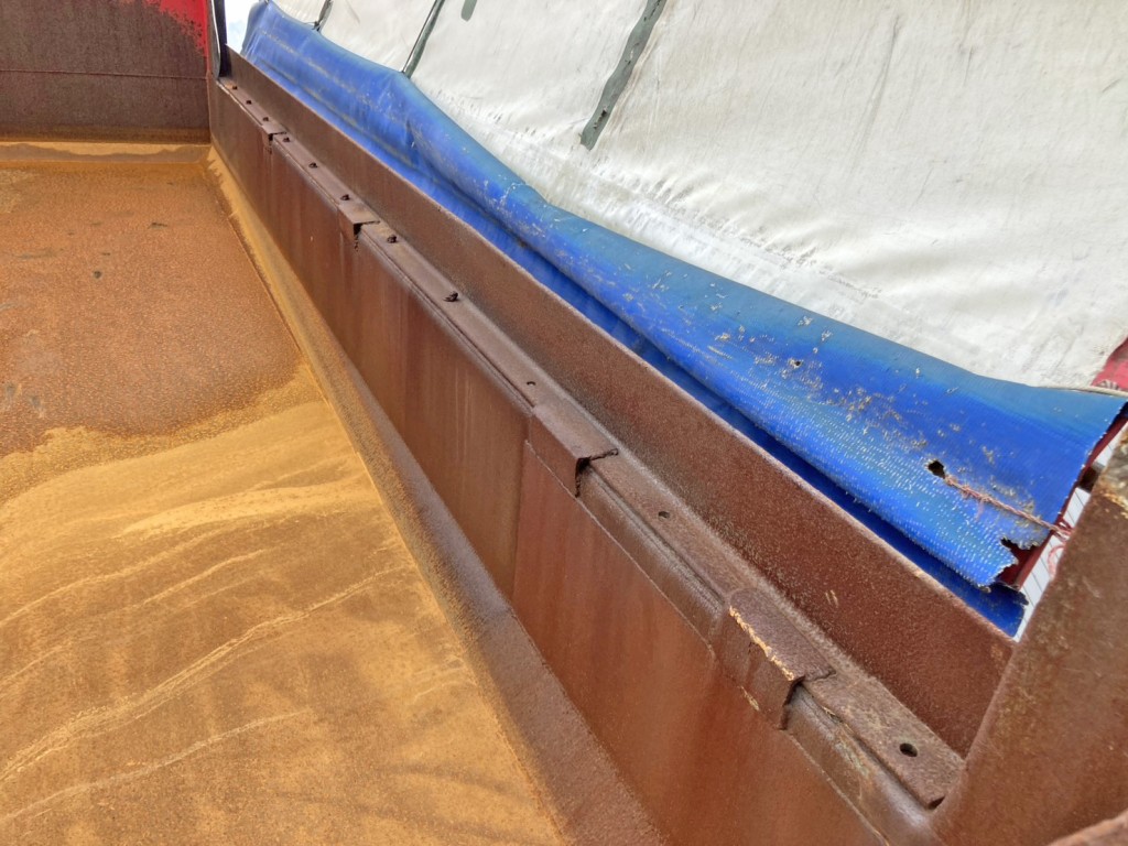 運転席側アオリ上部にL字アングルが溶接されています。|日野 プロフィア 2DG-FS1EGAの写真14