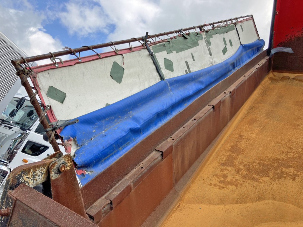 助手席側コボレーンシートにパッチ当て箇所があります。|日野 プロフィア 2DG-FS1EGAの写真15