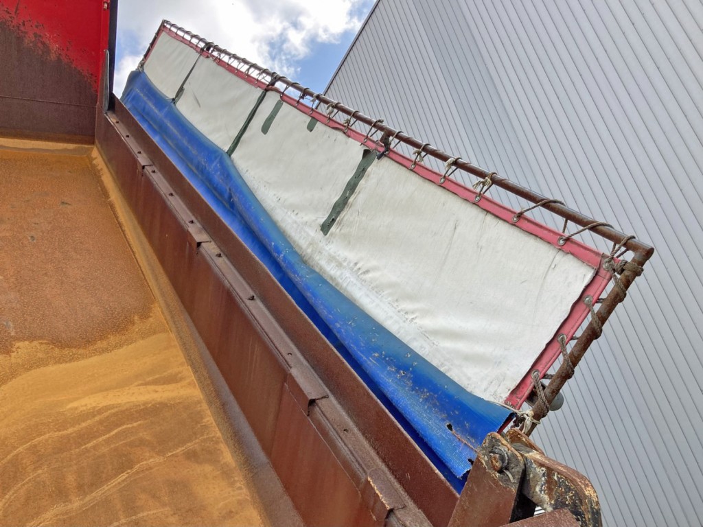 運転席側コボレーンシートにパッチ当て箇所があります。|日野 プロフィア 2DG-FS1EGAの写真16