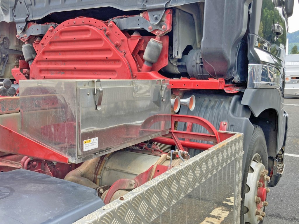 運転席側にステンレス製の工具箱が付いています。|日野 プロフィア 2DG-FS1EGAの写真27