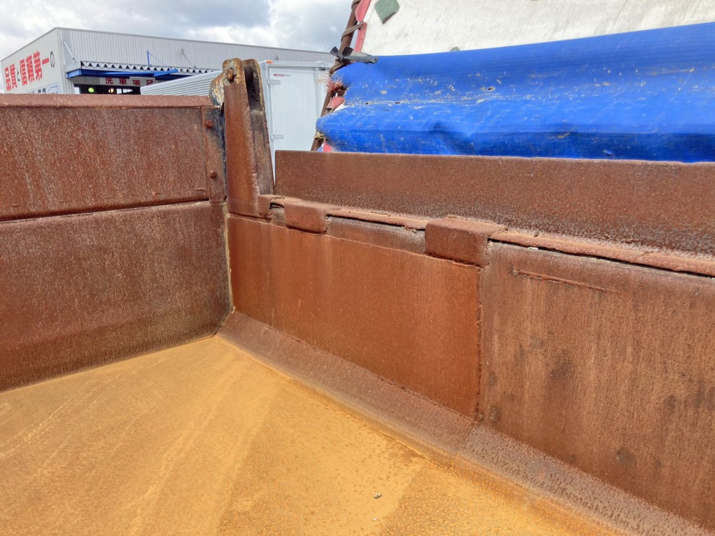 助手席側アオリ後方にパッチ当て箇所があります。|日野 プロフィア 2DG-FS1EGAの写真28