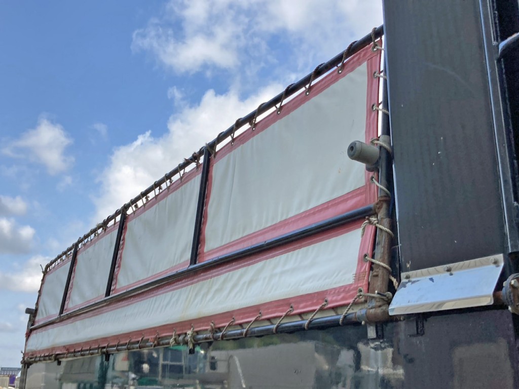 運転席側コボレーン骨組みに少々曲がりがあります。|日野 プロフィア 2DG-FS1EGAの写真34