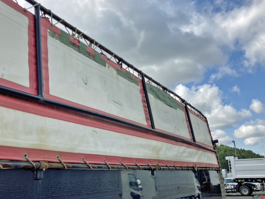 助手席側コボレーン骨組みに少々曲がり 及び パッチ当て箇所があります。|日野 プロフィア 2DG-FS1EGAの写真35