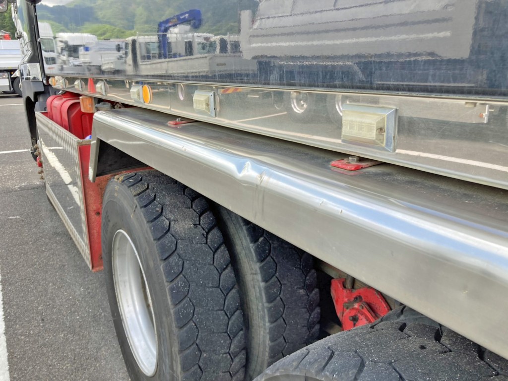 助手席側リヤバンパーにヘコミがあります。|日野 プロフィア 2DG-FS1EGAの写真36