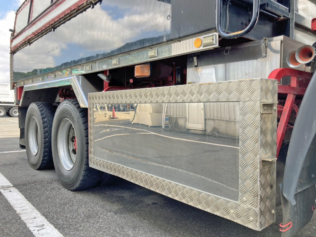 サイドレール・サイドバンパー・リヤフェンダーはステンレス製です。|日野 プロフィア 2DG-FS1EGAの写真37