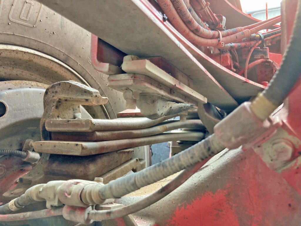 3軸目助手席側ホーシング上部のダンパーゴムが削れています。|日野 プロフィア 2DG-FS1EGAの写真39