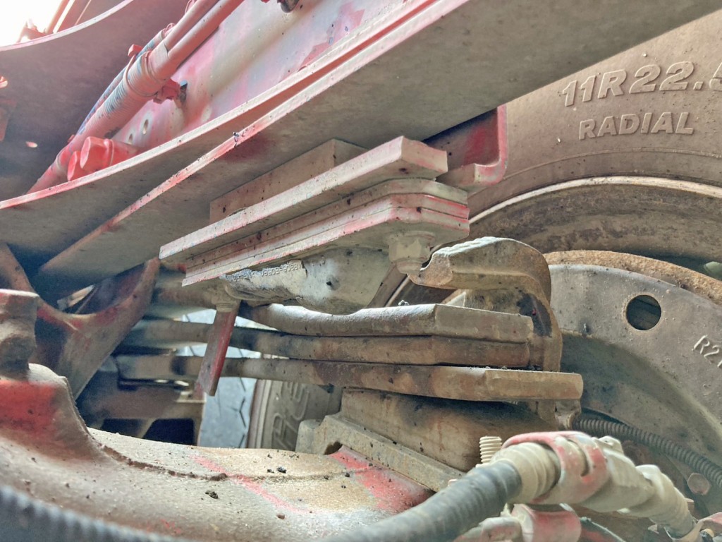 3軸目運転席側ホーシング上部のダンパーゴムが削れています。|日野 プロフィア 2DG-FS1EGAの写真40