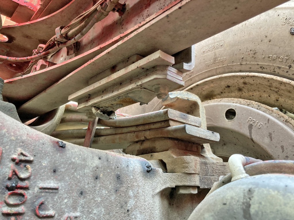 2軸目助手席側ホーシング上部のダンパーゴムが削れています。|日野 プロフィア 2DG-FS1EGAの写真41