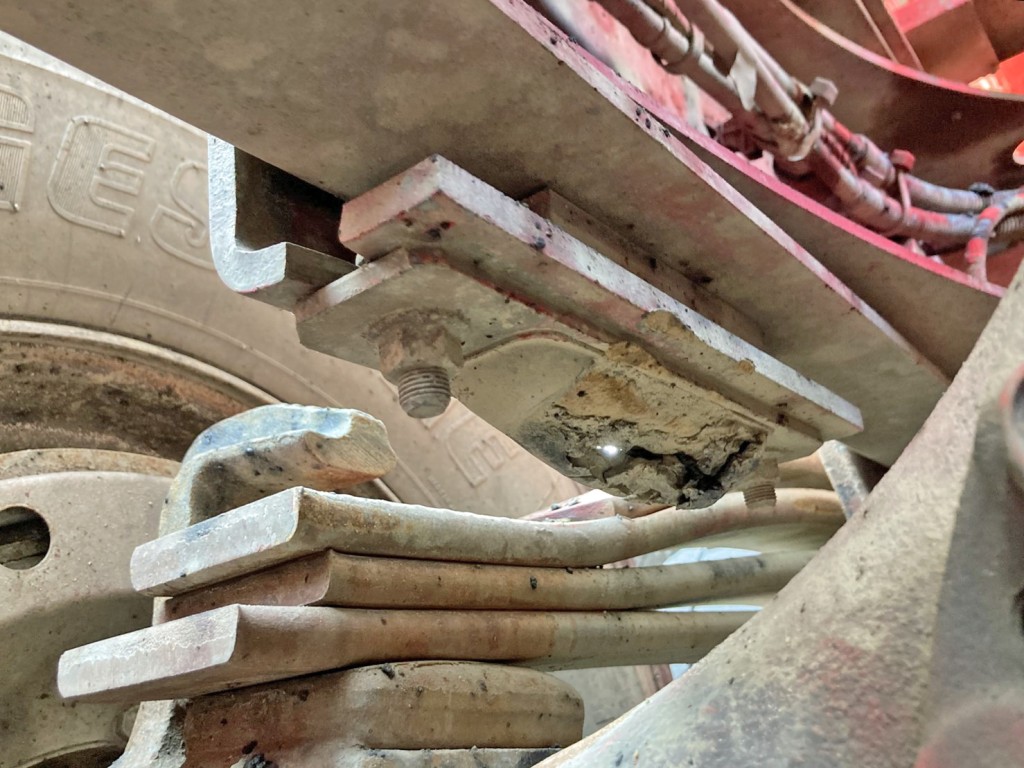 2軸目運転席側ホーシング上部のダンパーゴムが削れています。|日野 プロフィア 2DG-FS1EGAの写真42