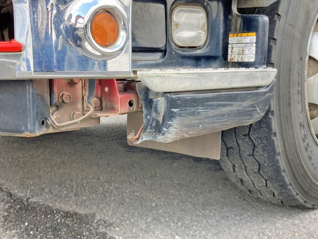 助手席側ステップカバーに引きキズがあります。|日野 プロフィア 2DG-FS1EGAの写真47