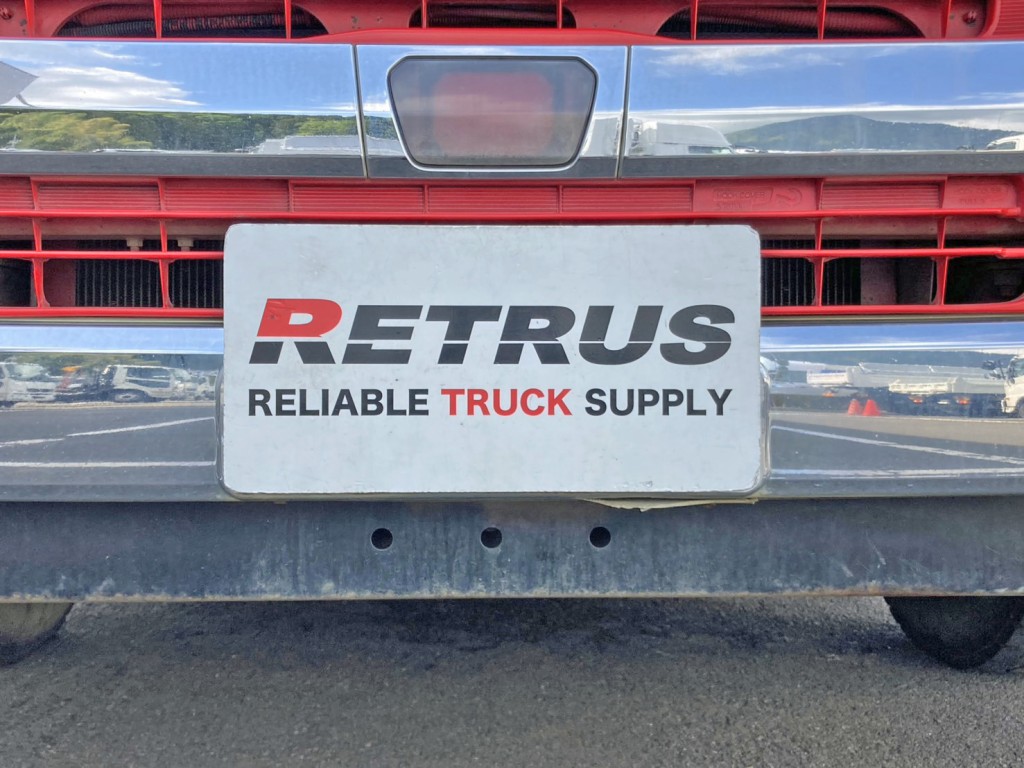 リップスポイラーでプレート下部をネジ止めしていました。(現在ナンバープレートの下2ケ所でネジ止め中)|日野 プロフィア 2DG-FS1EGAの写真49