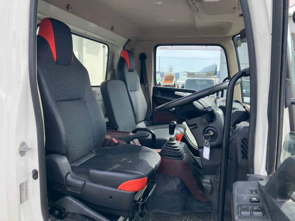 乗車定員は3名です。|日野 レンジャー 2KG-FC2ABA(2WD)の写真6