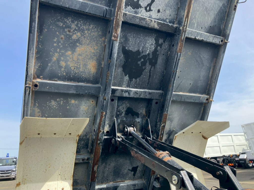 荷台裏にサビがあります。|日野 レンジャー 2KG-FC2ABA(2WD)の写真10