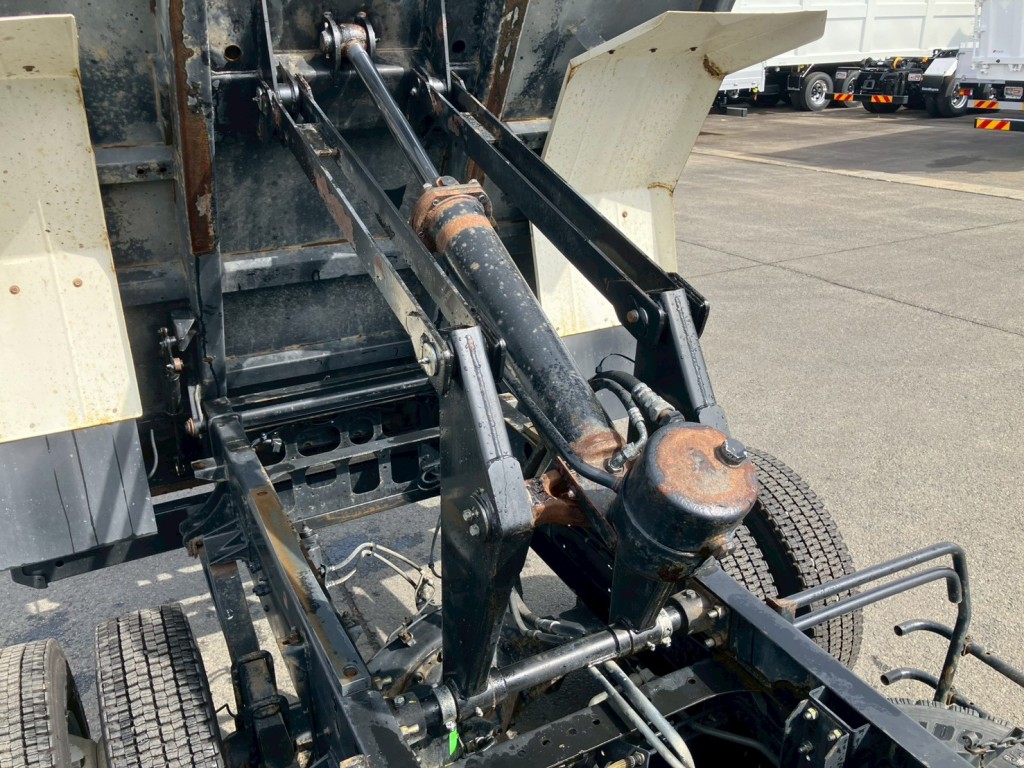 ホイスト・リフトアームにサビがあります。|日野 レンジャー 2KG-FC2ABA(2WD)の写真12