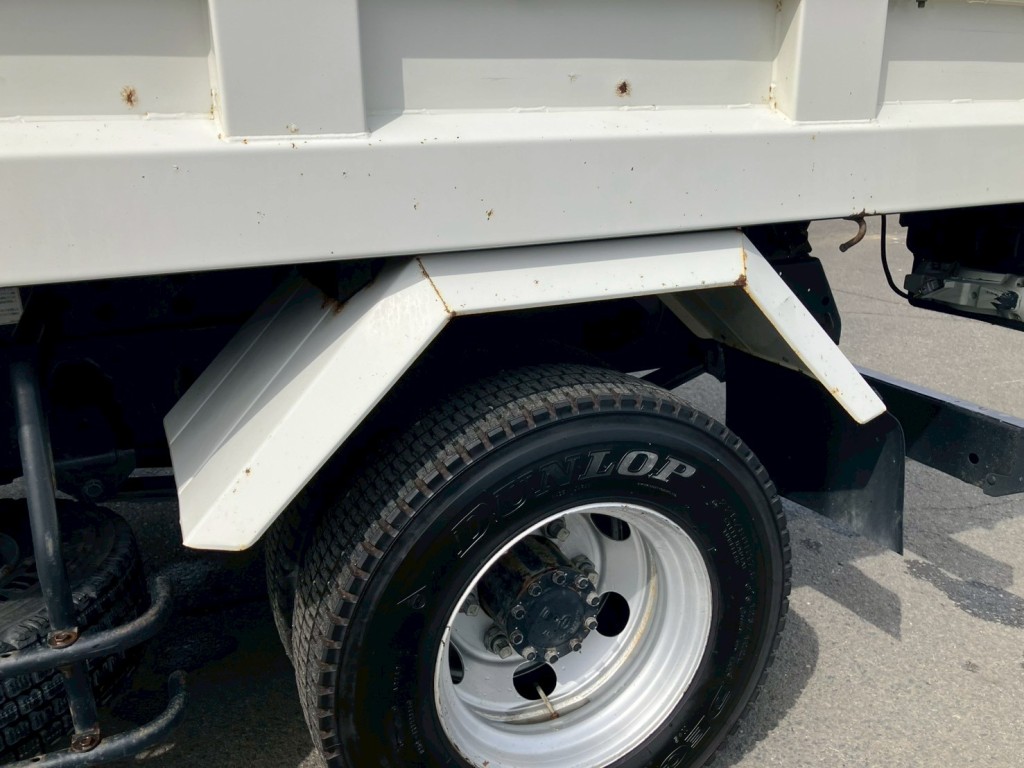 助手席側リアフェンダーにキズ・サビ・ヘコミがあります。|日野 レンジャー 2KG-FC2ABA(2WD)の写真21