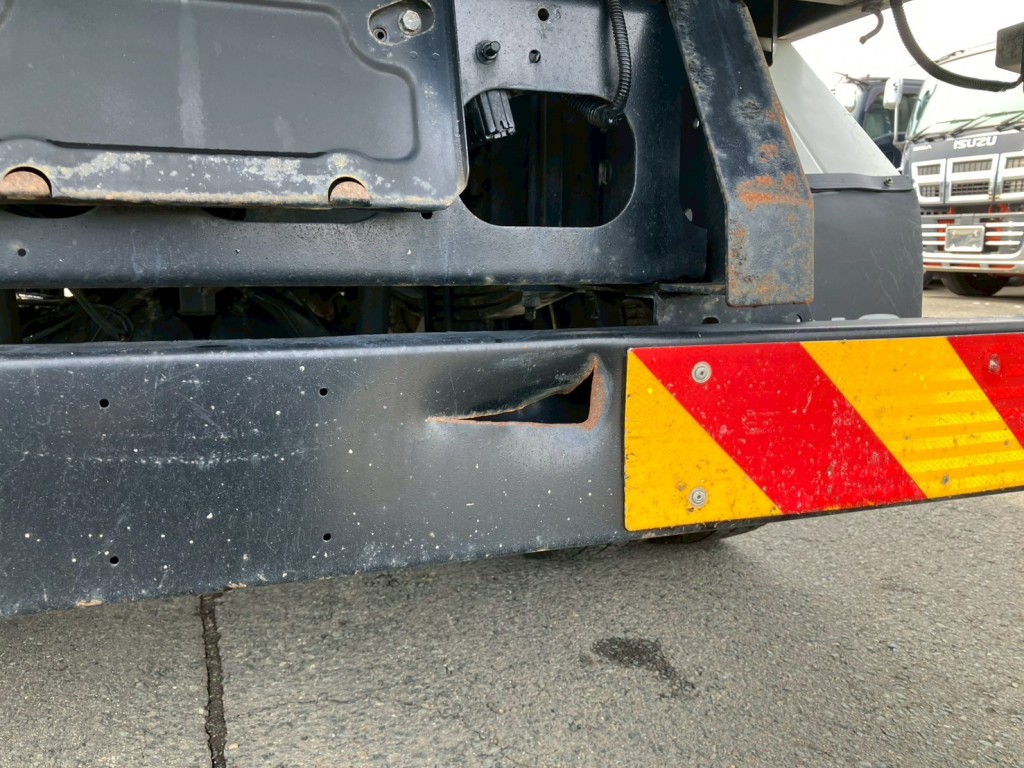 リアバンパーに穴があります。|日野 レンジャー 2KG-FC2ABA(2WD)の写真28