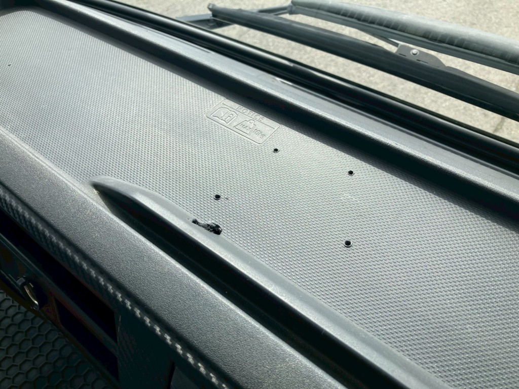 インストルメントパネル上面トレイにビス穴があります。|日野 レンジャー 2KG-FC2ABA(2WD)の写真33