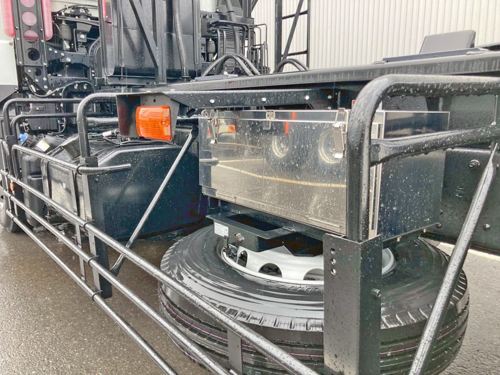 助手席側にステンレス製の工具箱が付いています。|三菱 スーパーグレート 2PG-FV80HYの写真11