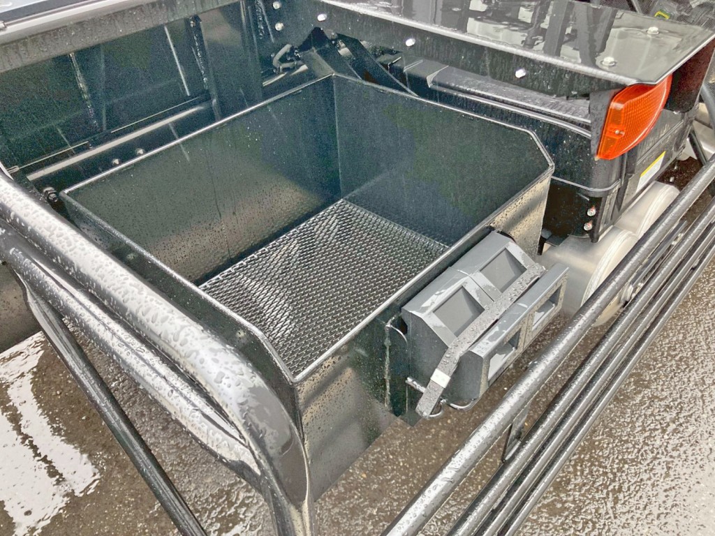 運転席側にりん木入れが付いています。|三菱 スーパーグレート 2PG-FV80HYの写真12