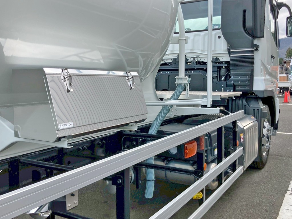 運転席側にステンレス製の工具箱が付いています。|三菱 スーパーグレート 2PG-FU84VZの写真22