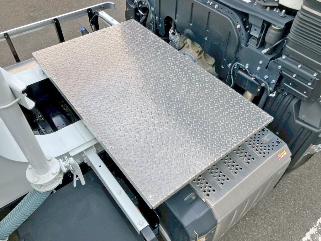 踊り場は縞板アルミです。|三菱 スーパーグレート 2PG-FU84VZの写真23